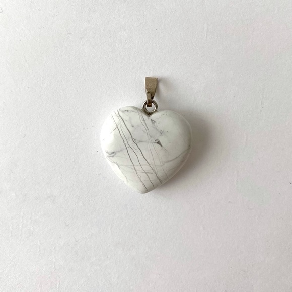 NWOT White Howlite Gemstone Heart Pendant - Picture 3 of 7